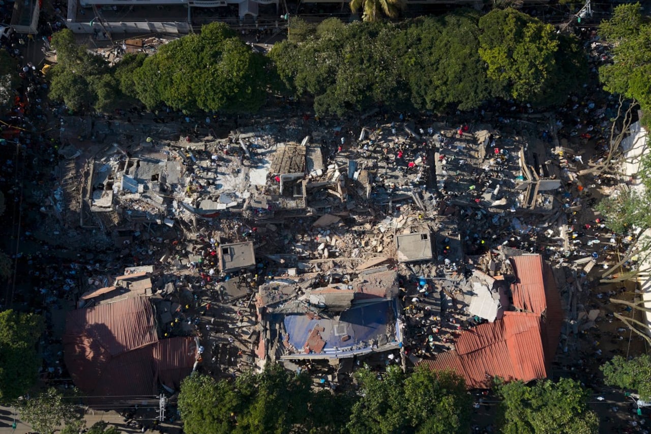 Las fotografías muestran los estragos que dejó el potente terremoto en diferentes sectores.