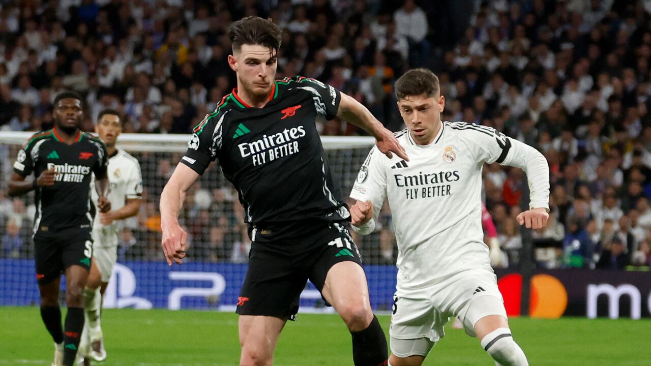 El centrocampista inglés #41 del Arsenal, Declan Rice, lucha por el balón con el centrocampista uruguayo #08 del Real Madrid, Federico Valverde.