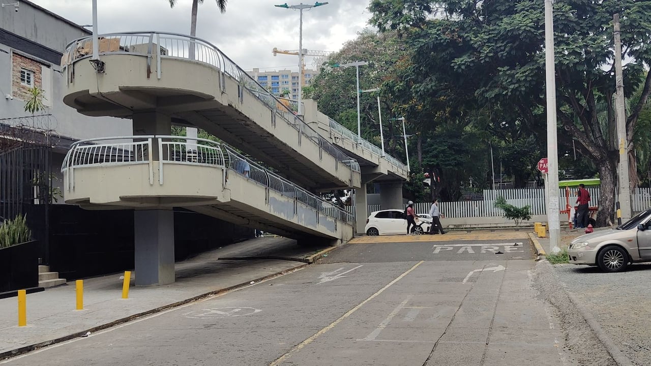 Ciudadanos denuncian deterioro, inseguridad y presencia constante de habitantes de calle en dos puentes peatonales de la Calle 5, sectores altamente transitados por pacientes, trabajadores y estudiantes.
