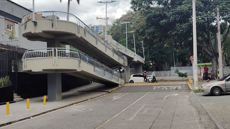 Ciudadanos denuncian deterioro, inseguridad y presencia constante de habitantes de calle en dos puentes peatonales de la Calle 5, sectores altamente transitados por pacientes, trabajadores y estudiantes.