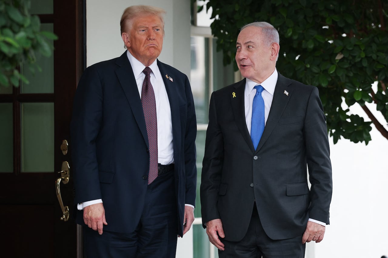El presidente estadounidense Donald Trump (izq.) saluda al primer ministro israelí Benjamin Netanyahu, en la Casa Blanca.