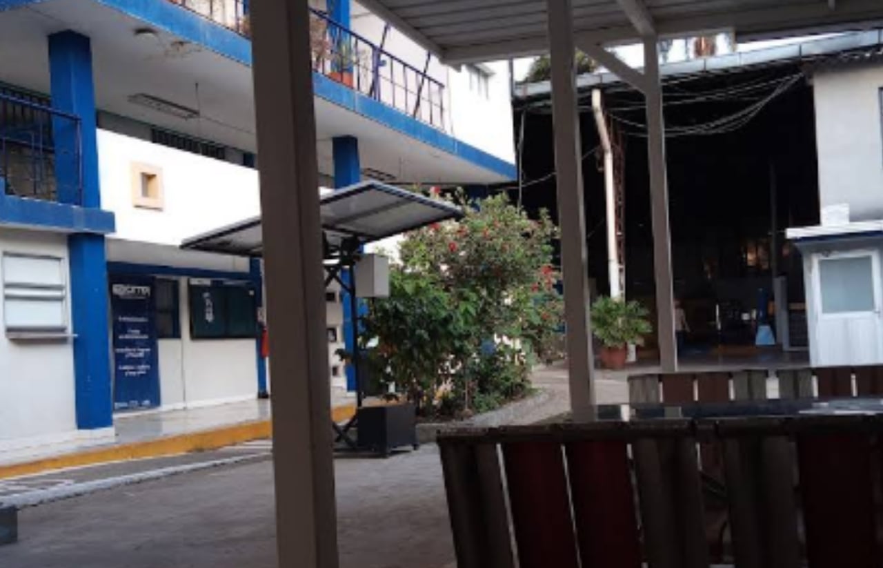 La llegada de los uniformados del grupo antiexplosivos causó asombro y preocupación entre las personas que se movilizaban.