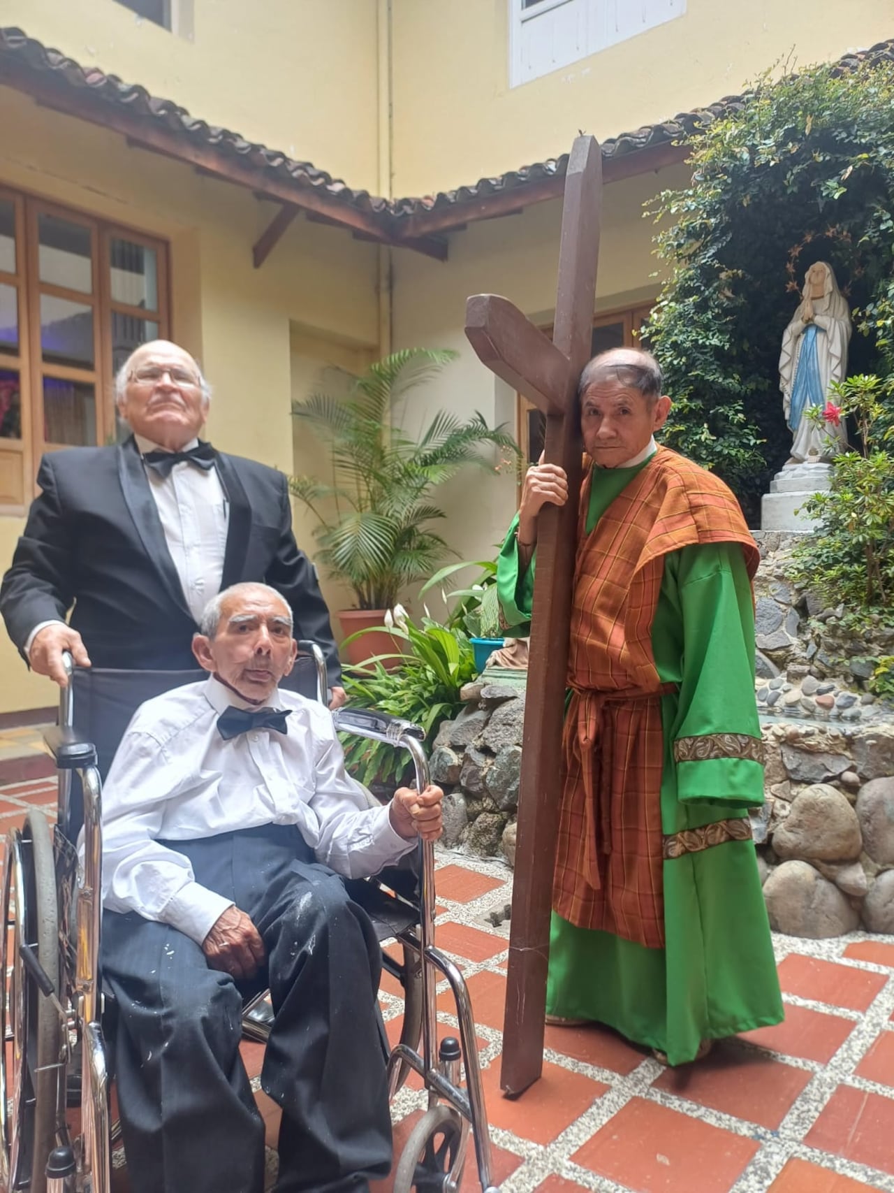 En concordancia con estas actividades, se llevó a cabo el Vía Crucis en las mismas instalaciones del Hogar San Vicente de Paúl.