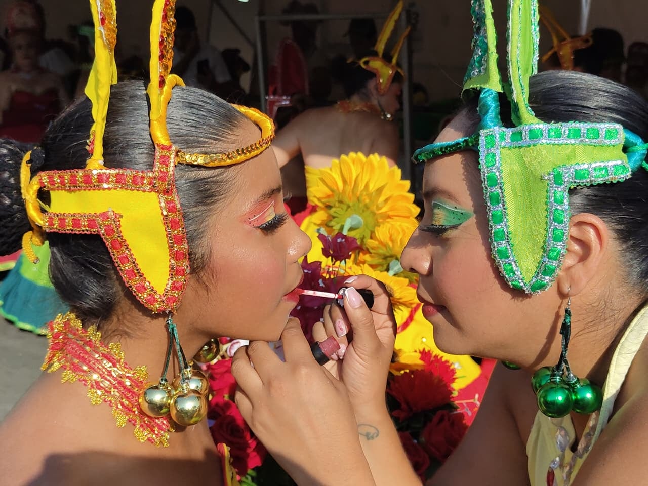 Las primeras comparsas del Carnaval de Cali Viejo llenan de color y música las calles de Cali, dando inicio al desfile.