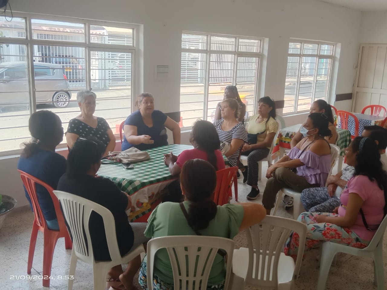 Mamá Lucy recibe con amor a esos "hijos" que acoge en su comedor comunitario. Pese a sus dolencias físicas, tiene mucho amor para dar.