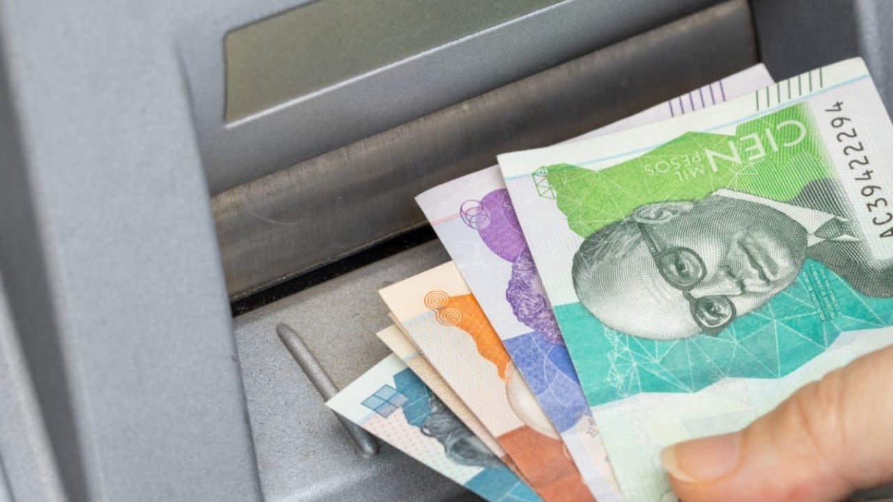 El retiro de dinero por cajero electrónico es una de las transacciones por las que se debe pagar en algunos casos el 4 x 1000