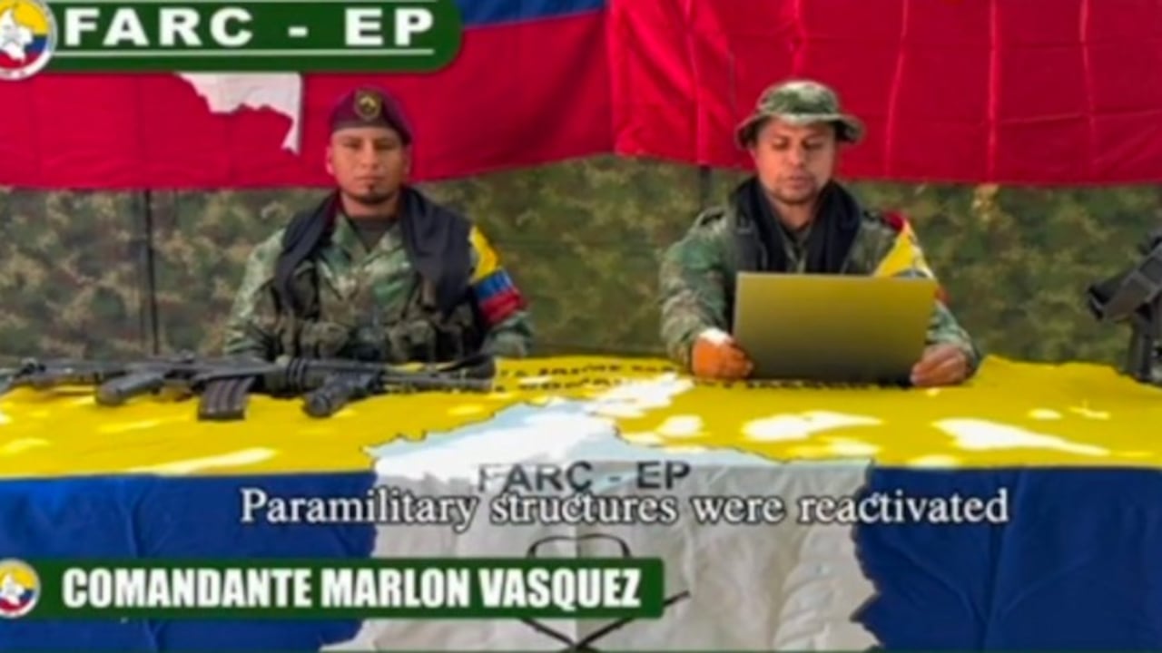 El alzado en armas aparece en un vídeo realizado por los alzados en armas y donde critica abiertamente al presidente Gustavo Petro por permitir el triunfo de Abelardo de la Espriellla en las padas elecciones de segunda vuelta.
