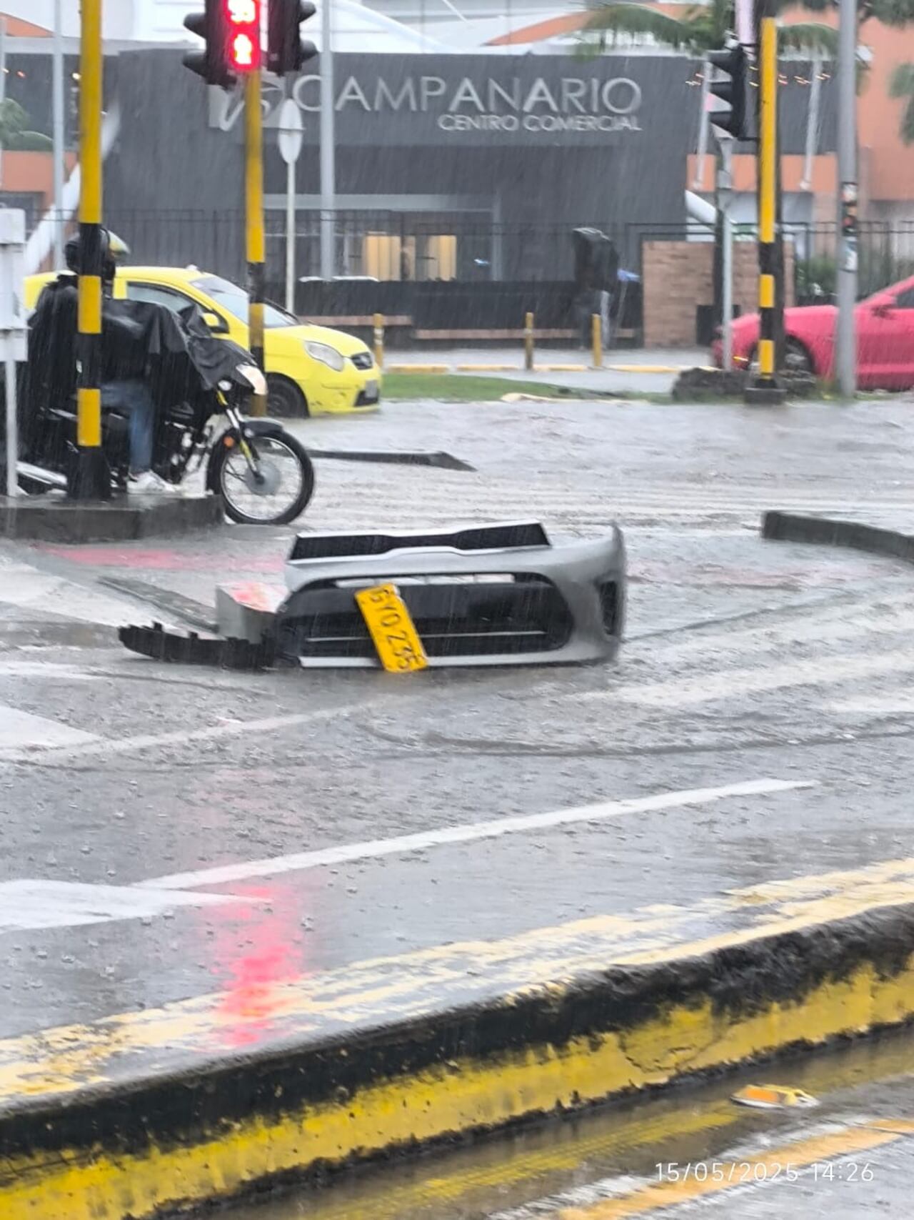 Varios barrios de la capital del Cauca terminaron inundados tras el fuerte aguacero registrado en las últimas horas en esta parte del suroccidente colombiano.