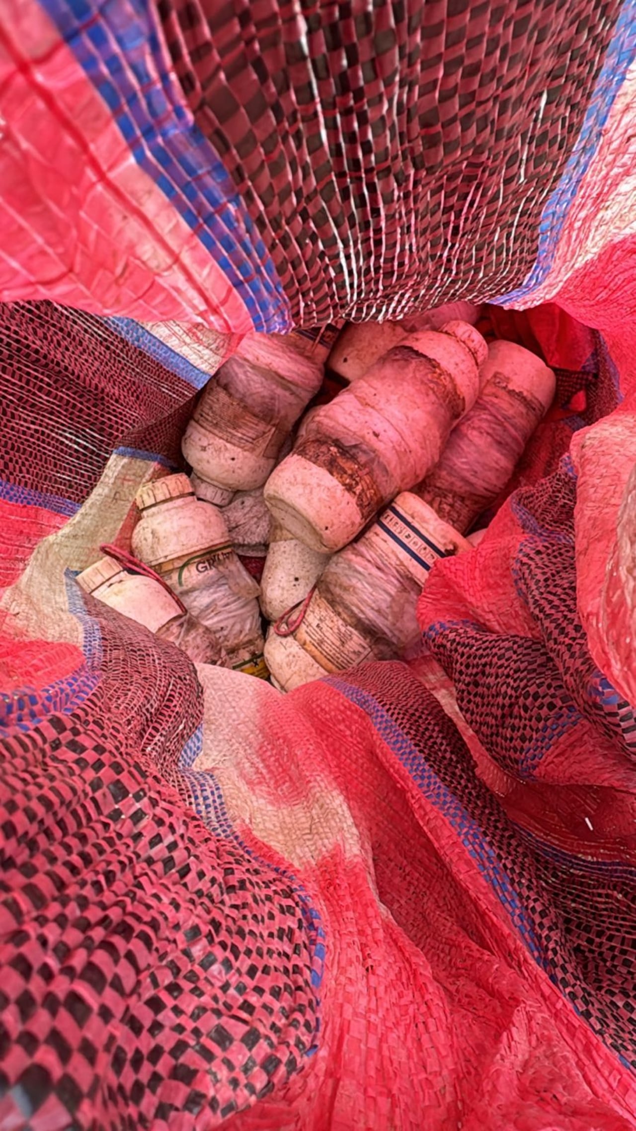 Integrantes del Ejército Nacional localizaron y destruyeron de manera controlada 30 artefactos explosivos improvisados en zona rural de El Tambo, los cuales representaban un alto riesgo para comunidades campesinas e indígenas.