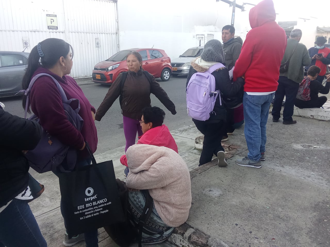 Los adultos mayores son vencidos por el sueño al momento de hacer filas en los dispensarios Mennar en Popayán, todo porque llegan a las 4:00 de la mañana para realizar la respectiva cola.