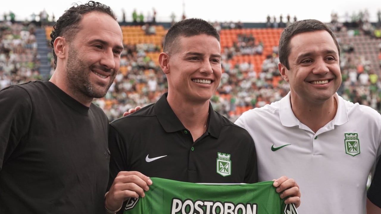 Presentación oficial de James Rodríguez (centro) en Atlético Nacional. Acompañado de David Ospina (izq.) y el presidente Sebastián Arango (der.).