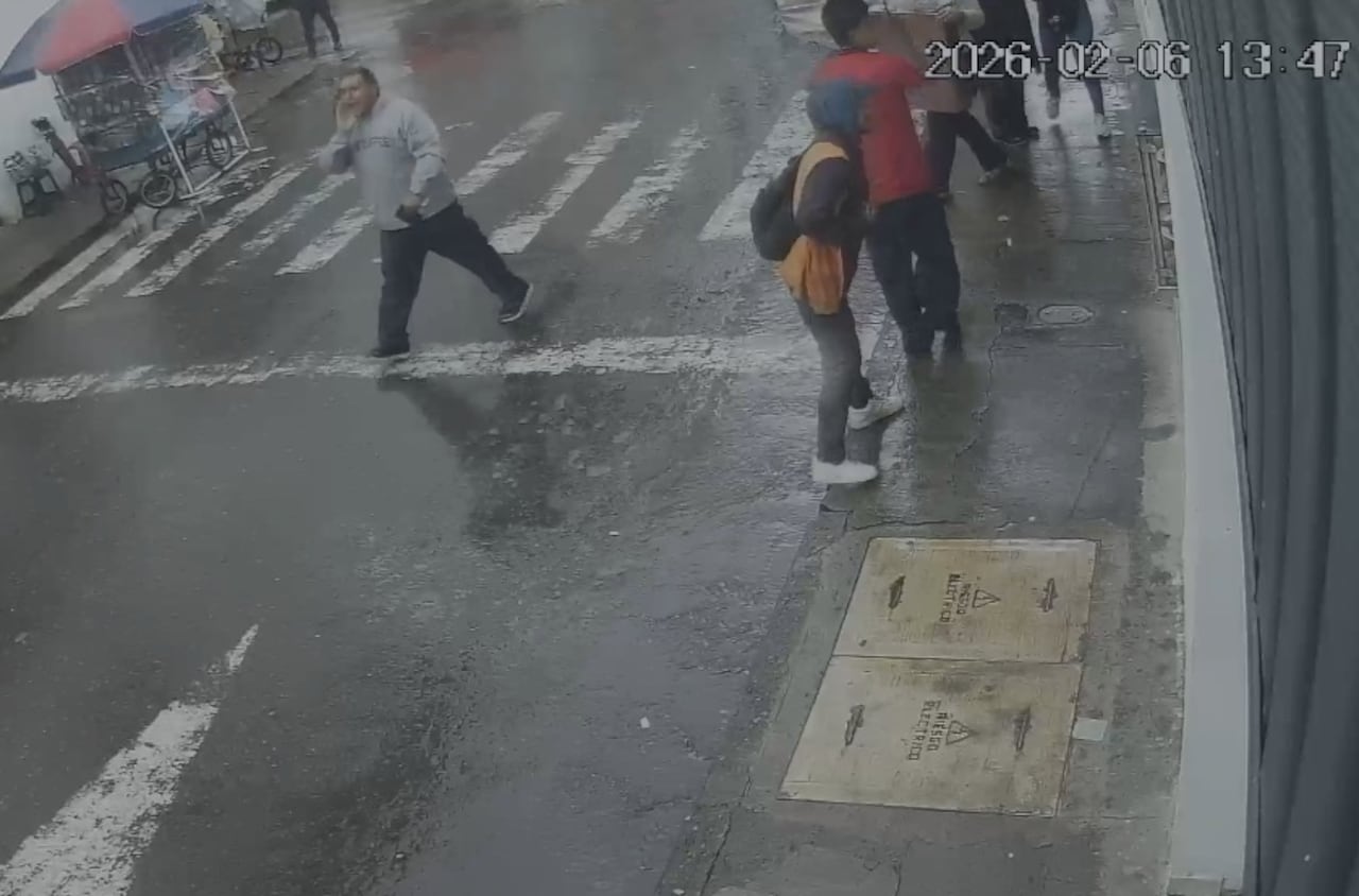 Las personas que estaban en la panadería salieron a pedir ayuda al ver cómo atacaban a la víctima, como lo muestra el vídeo de la cámara de seguridad.
