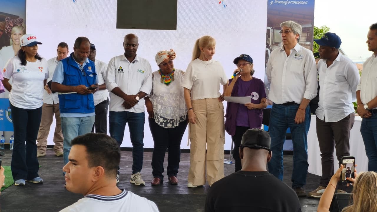 Acto simbólico de la primera piedra de la Unidad Deportiva de Oriente. Proyecto ubicado en el barrio Los Naranjos II de la Comuna 14.