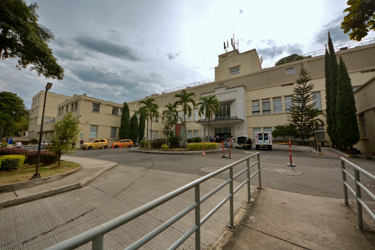 El Hospital Universitario del Valle (HUV) opera hoy bajo una situación crítica de sobreocupación, registrando un 130% de ocupación en urgencias y un 100% en hospitalización.