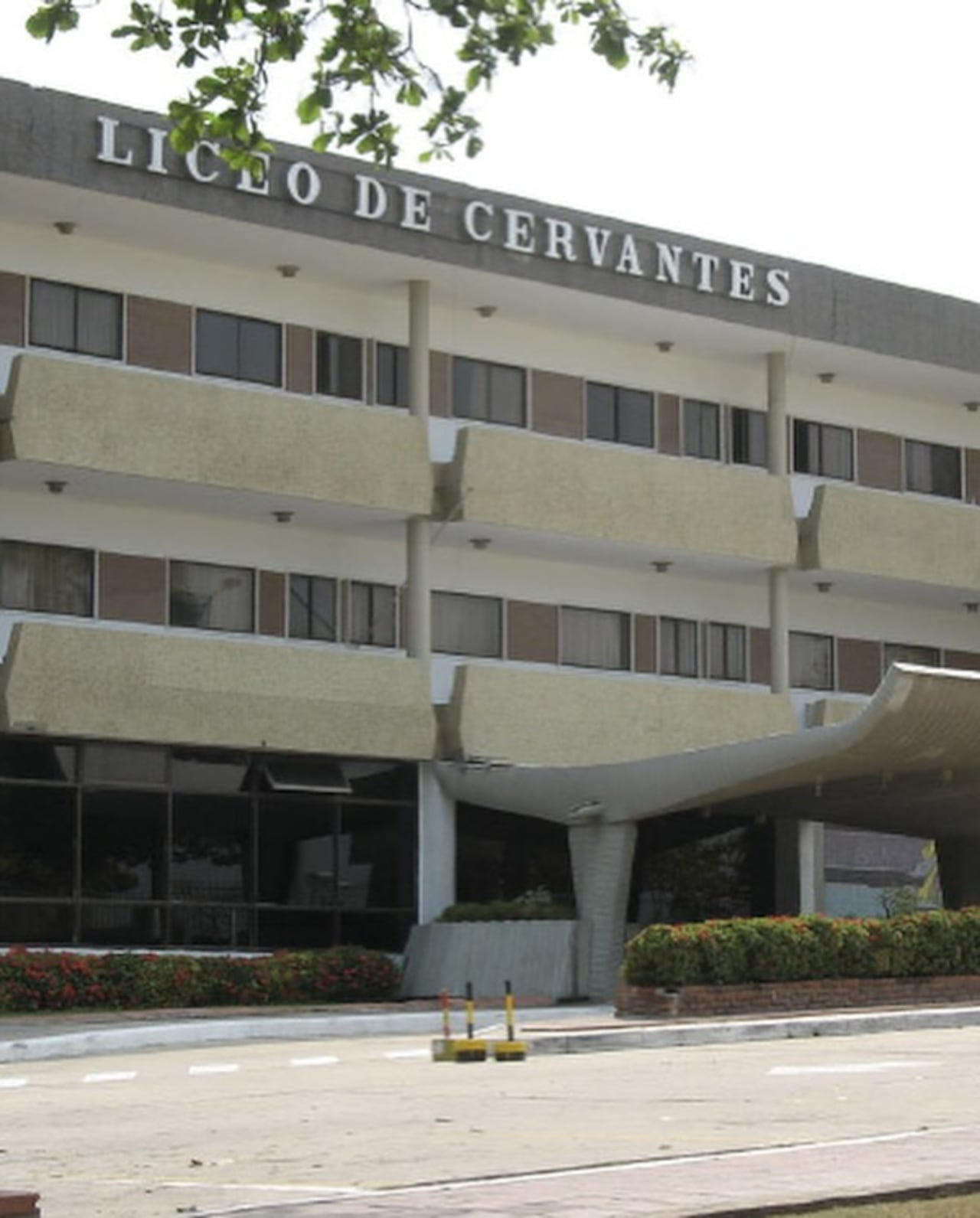 El recién nombrado papa León XIV tiene un vínculo especial con Colombia. En 1970, residió en Barranquilla, donde ejerció como docente en el Liceo de Cervantes, una reconocida institución educativa administrada por la Orden de San Agustín, congregación a la que pertenece el nuevo Sumo Pontífice.