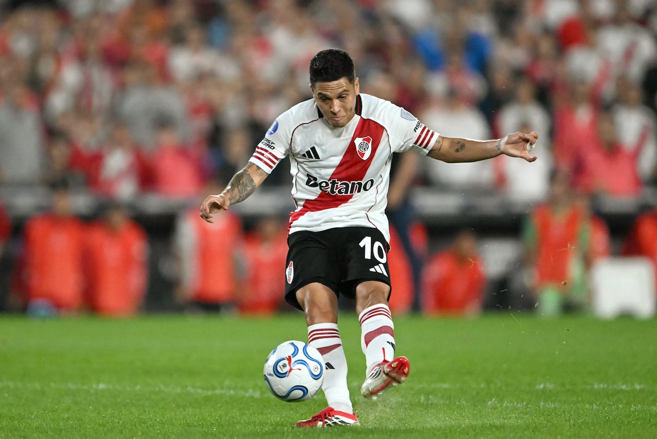 El centrocampista colombiano Juan Fernando Quintero, número 10 del River Plate, patea el balón durante el partido de la fase de grupos de la Copa Sudamericana entre el River Plate de Argentina y el Carabobo de Venezuela en el estadio Mas Monumental de Buenos Aires, el 15 de abril de 2026. (Foto de Luis ROBAYO / AFP)