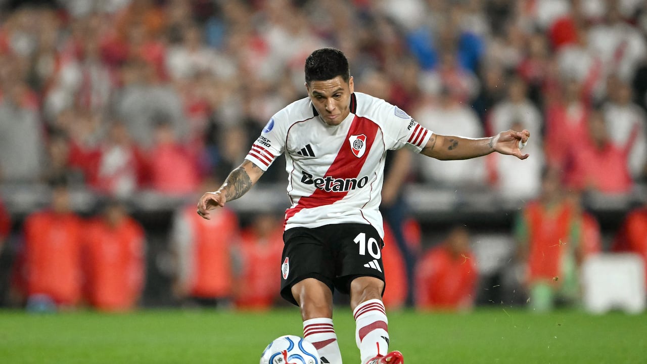 El centrocampista colombiano Juan Fernando Quintero, número 10 del River Plate, patea el balón durante el partido de la fase de grupos de la Copa Sudamericana entre el River Plate de Argentina y el Carabobo de Venezuela en el estadio Mas Monumental de Buenos Aires, el 15 de abril de 2026. (Foto de Luis ROBAYO / AFP)