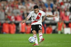 El centrocampista colombiano Juan Fernando Quintero, número 10 del River Plate, patea el balón durante el partido de la fase de grupos de la Copa Sudamericana entre el River Plate de Argentina y el Carabobo de Venezuela en el estadio Mas Monumental de Buenos Aires, el 15 de abril de 2026. (Foto de Luis ROBAYO / AFP)