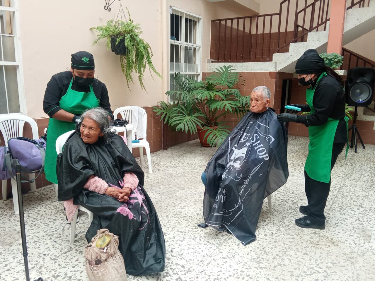 "Nuestros aprendices del Técnico en Peluquería participan en las actividades sociales que adelantan autoridades y entidades de Popayán, buscando contribuir al mejoramiento del aspecto social de Popayán", expresa la instructora en peluquería, , Lisbeth Bravo.