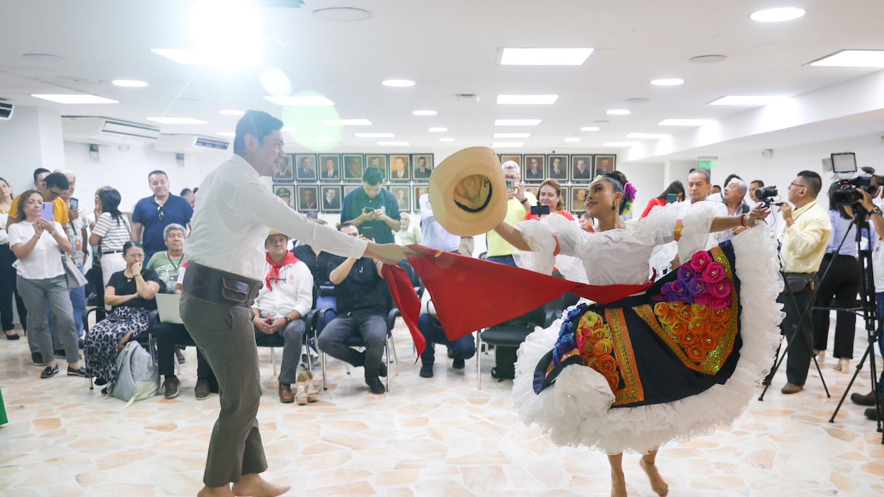 Realizó también el anuncio de algunas novedades en estas fiestas, como la adición de un día en la Calle del Festival, con el fin de llevar a cabo el encuentro de orquestas, de manera que se impulse el talento local, al tiempo que se brinda alegría y entretenimiento a todos los asistentes.