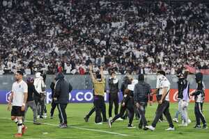 Hinchas de Colo Colo ingresan a la cancha durante el partido de la fase de grupos de la Copa Libertadores entre Colo Colo de Chile y Fortaleza de Brasil en el estadio Monumental David Arellano de Santiago. (Foto de Javier TORRES / AFP)