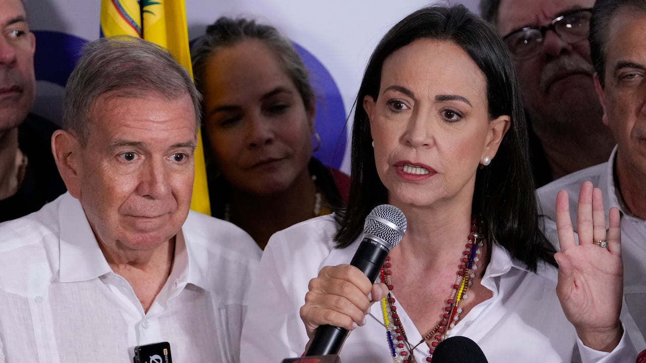 La líder opositora María Corina Machado (derecha) y el candidato presidencial Edmundo González dan una conferencia de prensa después de que las autoridades electorales declararan al presidente Nicolás Maduro ganador de las elecciones presidenciales en Caracas, Venezuela, el lunes 29 de julio de 2024. (Foto AP/Matías Delacroix)