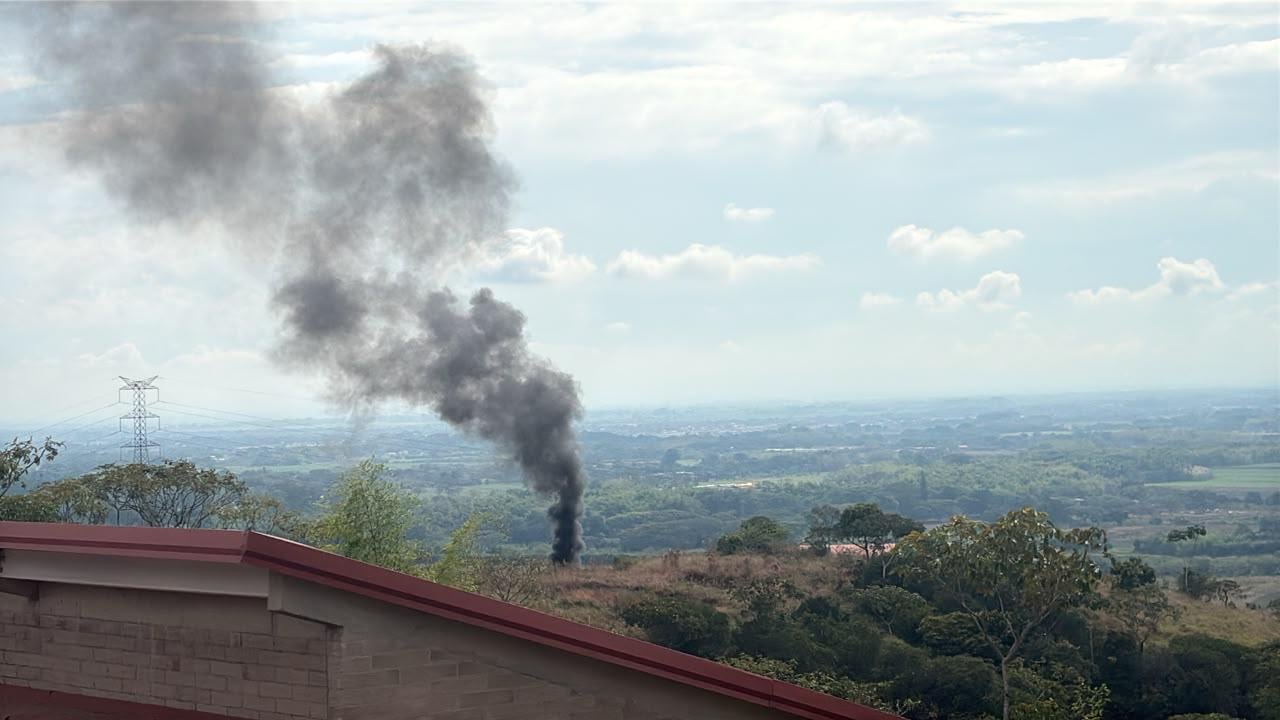 El bloqueo en la vía Jamundí-Ampudia, que ya fue levantado, ocurrió el mismo día en que se reportó un incendio en inmediaciones del condominio Essencial Country Club, en el sector rural del municipio.