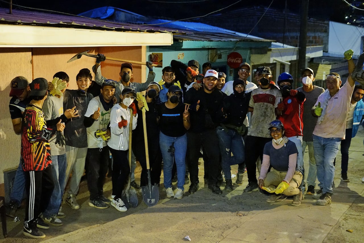 Jóvenes de Trujillo, Valle del Cauca, ayudando a remover los escombros.