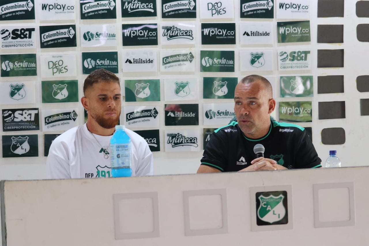 Rafael Dudamel atendió la rueda de prensa junto al jugador Gustavo Cuéllar.