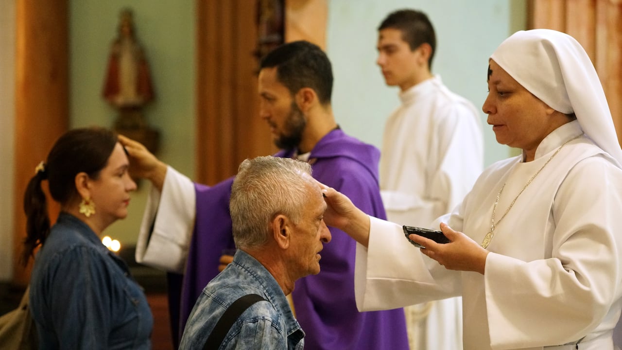 Los fieles católicos cumplen con el día que marca el inicio de la Cuaresma, en el cual se impone ceniza en la frente como símbolo de penitencia y arrepentimiento. Este es el período de la religión católica que conmemora la pasión, muerte y resurrección de Jesucristo. Foto Jorge Orozco