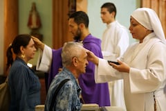 Los fieles católicos cumplen con el día que marca el inicio de la Cuaresma, en el cual se impone ceniza en la frente como símbolo de penitencia y arrepentimiento. Este es el período de la religión católica que conmemora la pasión, muerte y resurrección de Jesucristo. Foto Jorge Orozco