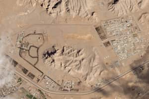 Esta imagen satelital de Planet Labs PBC muestra el sitio nuclear de Irán en Isfahán, Irán, el 4 de abril de 2024. Irán disparó defensas aéreas contra una importante base aérea y un sitio nuclear la madrugada del viernes cerca de la ciudad central de Isfahán después de detectar drones, que se sospechaban. ser parte de un ataque israelí en represalia por el ataque sin precedentes de Teherán con aviones no tripulados y misiles contra el país.