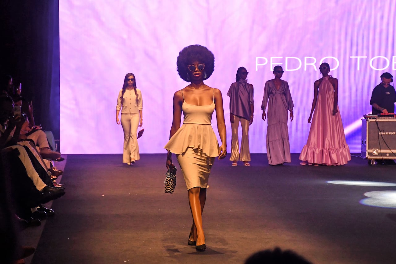 Cali Distrito Moda 2026: Reunió a más de 33 diseñadores nacionales e internacionales para presentar las colecciones primavera-verano 2027 en 17 pasarelas. Diseñador: Pedro Tobón