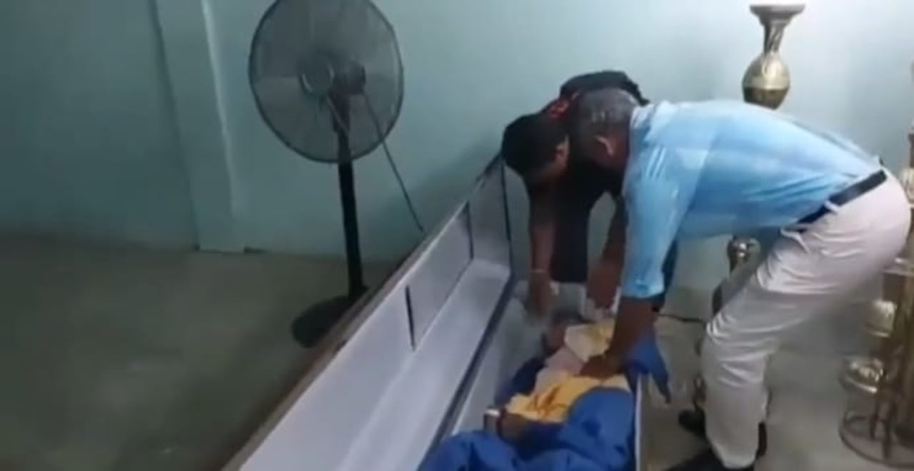 Momentos en que familiares abren el ataúd de Bella Montoya, tras escuchar varios ruidos. La mujer estaba con vida.