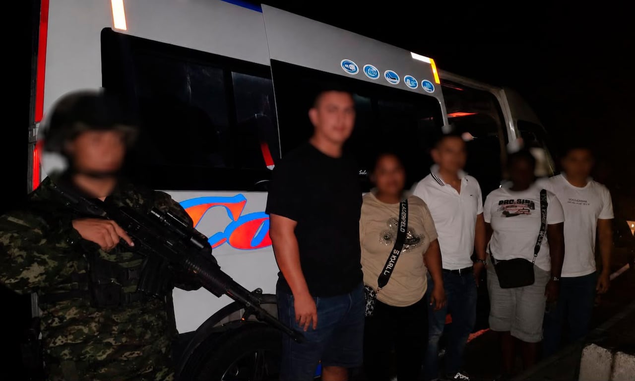 Soldados de la Brigada 29 del Ejército Nacional rescataron a cinco personas, entre ellas dos mujeres, que habían sido privadas de la libertad en la vereda La Depresión, municipio de Rosas, sobre la vía Panamericana en el sur del Cauca, en un operativo ejecutado por el Grupo Liviano de Caballería No. 8.