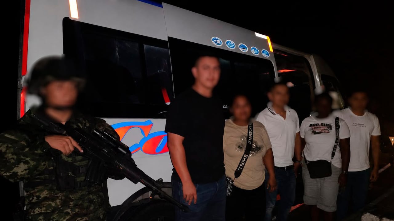 Soldados de la Brigada 29 del Ejército Nacional rescataron a cinco personas, entre ellas dos mujeres, que habían sido privadas de la libertad en la vereda La Depresión, municipio de Rosas, sobre la vía Panamericana en el sur del Cauca, en un operativo ejecutado por el Grupo Liviano de Caballería No. 8.