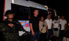 Soldados de la Brigada 29 del Ejército Nacional rescataron a cinco personas, entre ellas dos mujeres, que habían sido privadas de la libertad en la vereda La Depresión, municipio de Rosas, sobre la vía Panamericana en el sur del Cauca, en un operativo ejecutado por el Grupo Liviano de Caballería No. 8.