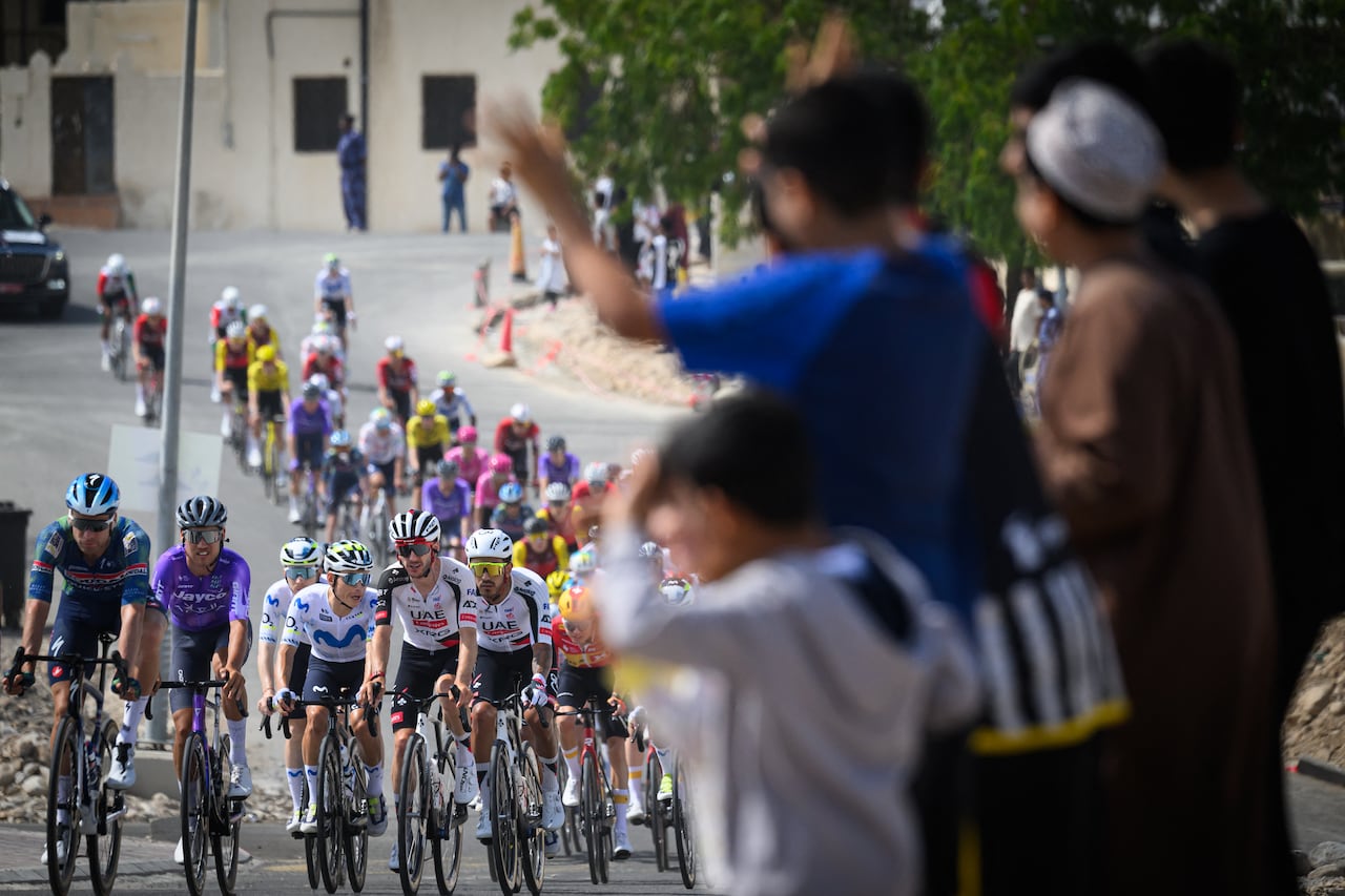 El ciclista colombiano Juan Sebastián Molano (2.º por la derecha), del UAE Team Emirates - XRG, pedalea con el pelotón durante la primera etapa del Tour de Omán, entre Mascate y Bimmah Sink Hole, en Bimmah, el 7 de febrero de 2026. (Foto de Loic VENANCE / AFP)