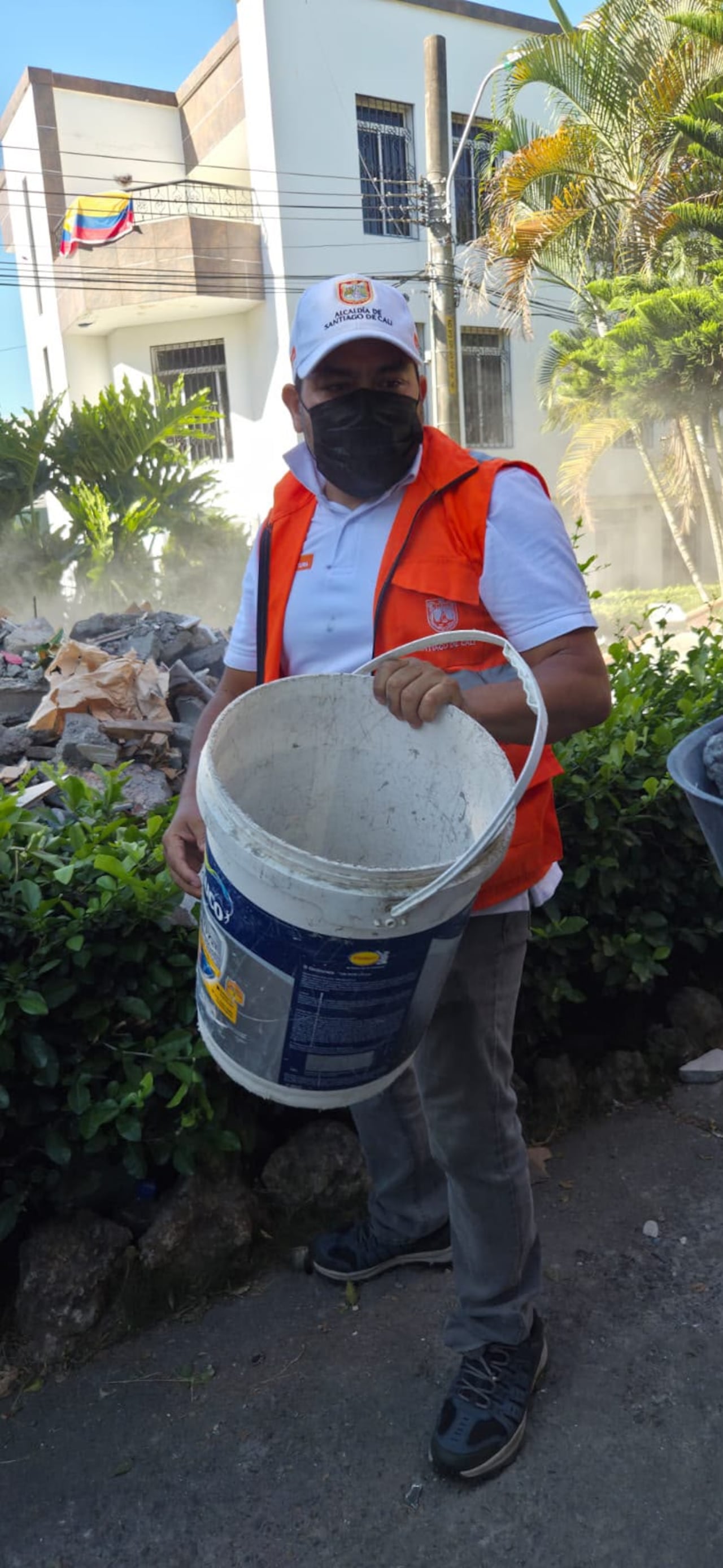 Volquetas y minicargadores remueven toneladas de concreto para habilitar el paso a los organismos de socorro.