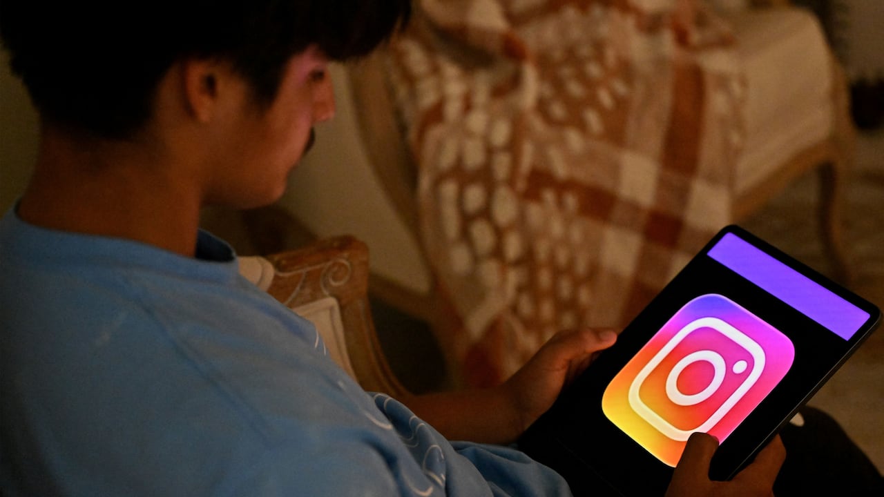 Un niño de 13 años posa en su casa mientras consulta redes sociales en su tableta en Sídney el 8 de diciembre de 2025. Australia prohibirá el acceso a las redes sociales a los adolescentes el 10 de diciembre de 2025, lo que supone una medida pionera a nivel mundial diseñada para liberar a los niños de la adicción a las redes sociales como Facebook, Instagram y TikTok.