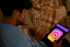 Un niño de 13 años posa en su casa mientras consulta redes sociales en su tableta en Sídney el 8 de diciembre de 2025. Australia prohibirá el acceso a las redes sociales a los adolescentes el 10 de diciembre de 2025, lo que supone una medida pionera a nivel mundial diseñada para liberar a los niños de la adicción a las redes sociales como Facebook, Instagram y TikTok.