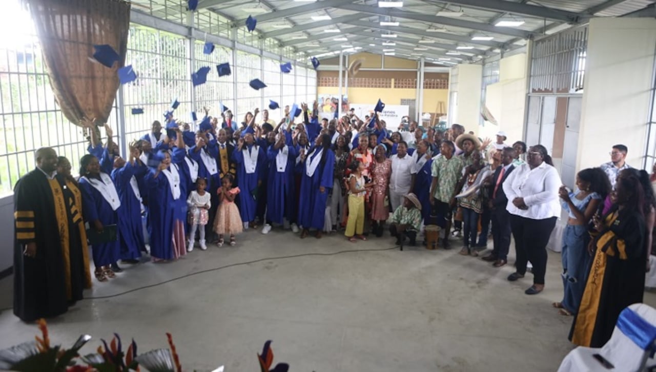 Primer grupo de estudiantes de la Universidad Tecnológica del Chocó Diego Luis Córdoba que recibe el título de profesional en Trabajo Social