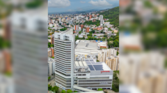 El complejo, ubicado en el norte de Cali, integra centro comercial, torre de salud y torre corporativa en una copropiedad de 24 pisos.