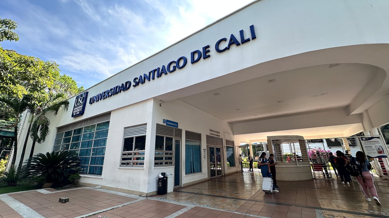 La USC cuenta con una amplia infraestructura que destaca por sus zonas verdes, modernos bloques y espacios de esparcimiento.