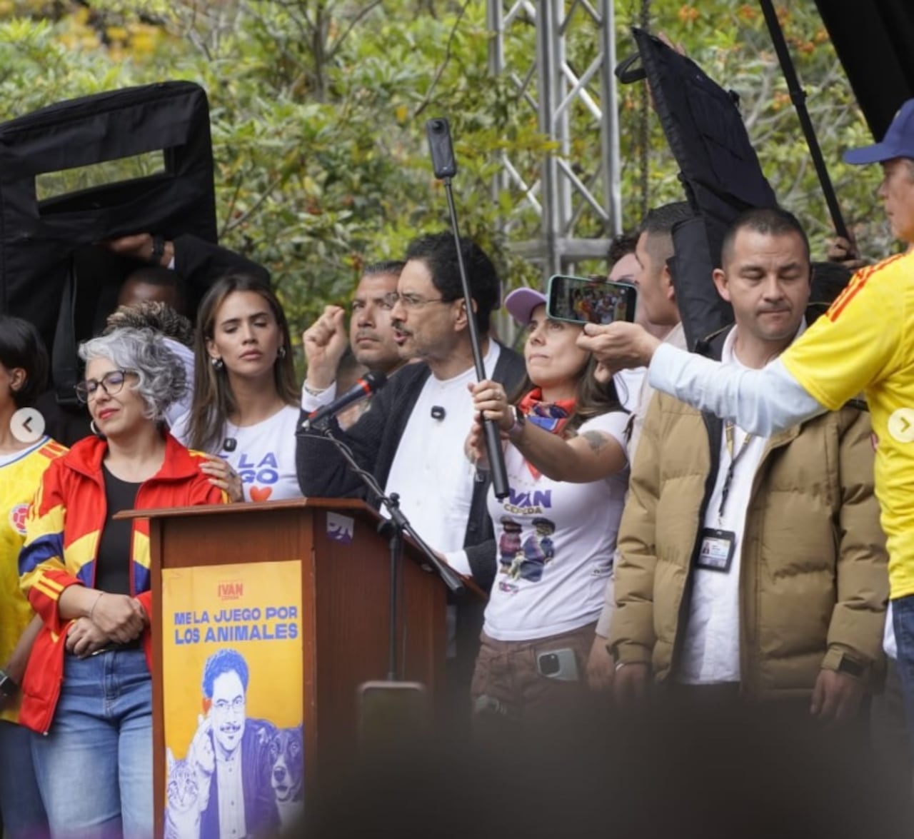 El candidato presidencial Iván Cepeda realizó el cierre de su campaña en un sector de clase media de Bogotá, donde insistió en la necesidad de recuperar el respaldo de ese segmento del electorado