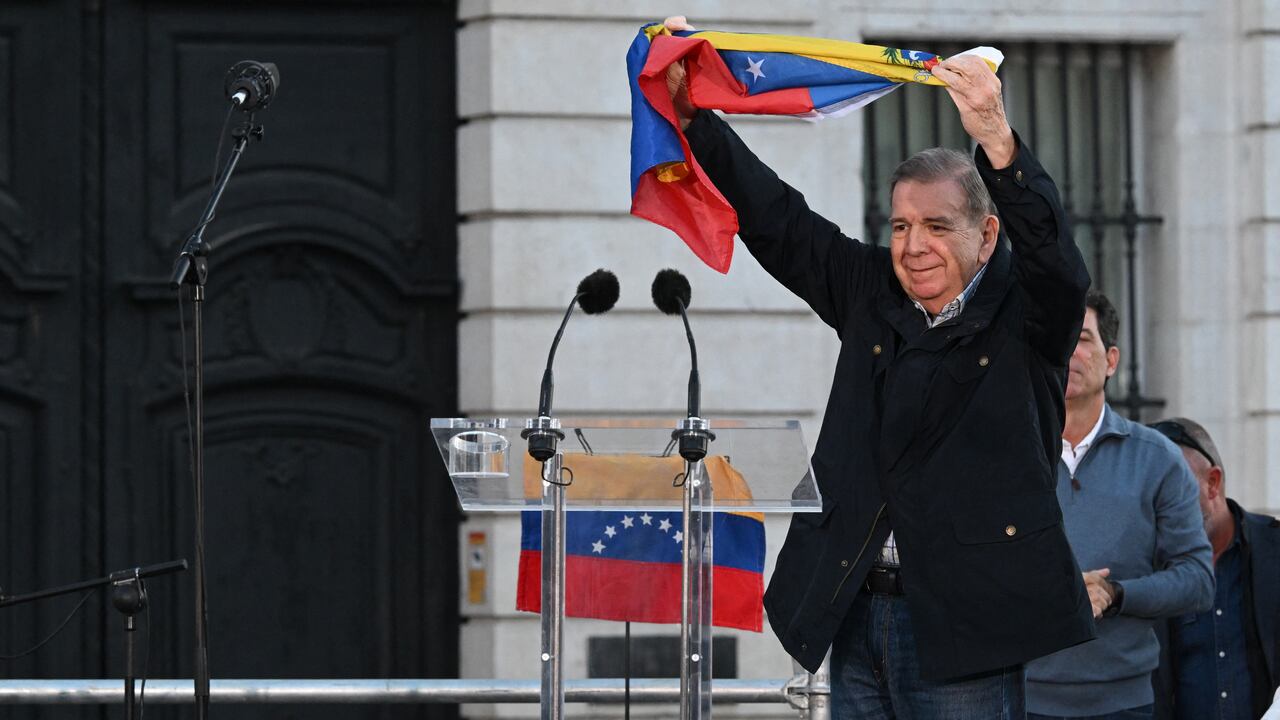 Edmundo González saludó a los cientos de sus simpatizantes que hicieron presencia en las manifestaciones en Madrid, España .