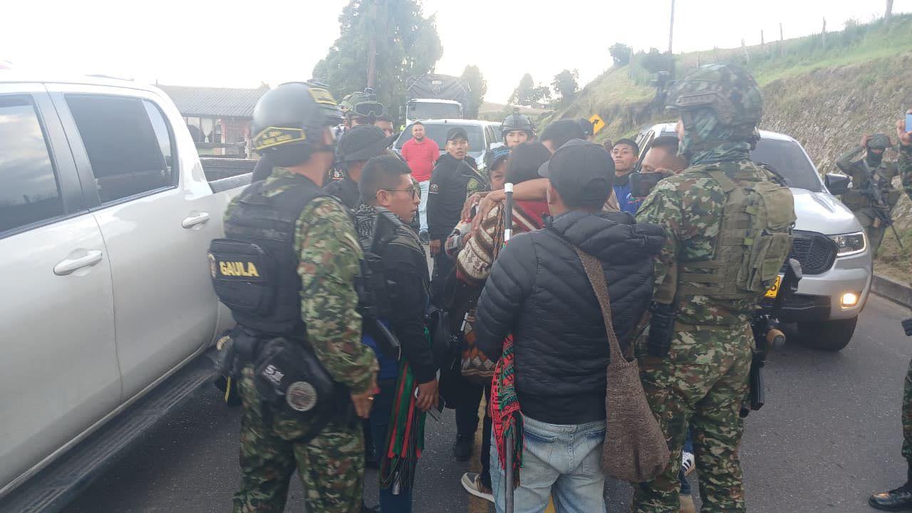 Guardia indígena rescata a la senadora Aída Quilcué y a su equipo de trabajo, luego de adelantar una actividad de control en la zona donde fue retenida por un grupo armado al margen de la ley.