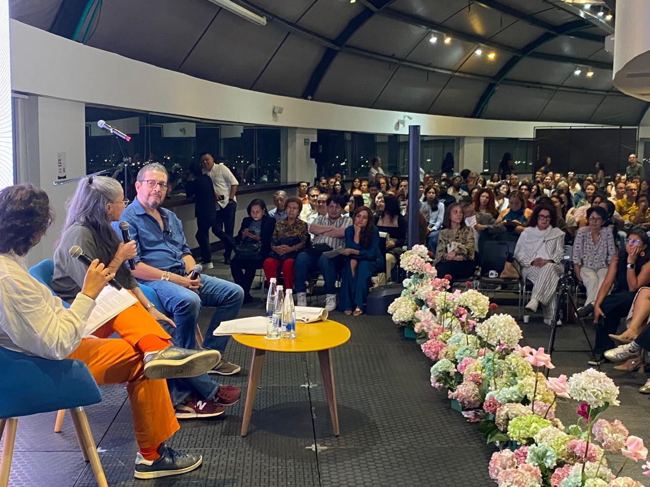 El recinto se colmó de invitados, gente de la cultura y el arte, que acudieron a la cita de la lectura dramática de Cien Años de Soledad. Marleyda Soto interpretó a Úrsula Iguarán, y conmovida, recibió los aplausos.