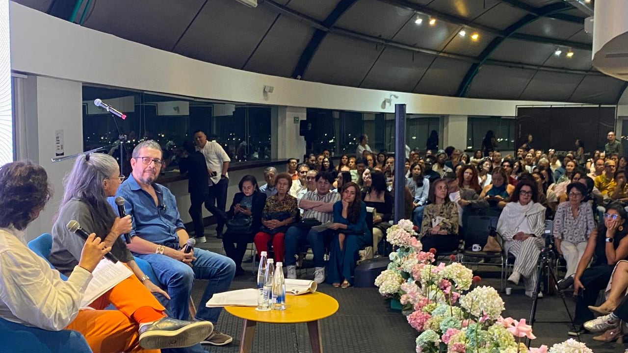 El recinto se colmó de invitados, gente de la cultura y el arte, que acudieron a la cita de la lectura dramática de Cien Años de Soledad. Marleyda Soto interpretó a Úrsula Iguarán, y conmovida, recibió los aplausos.