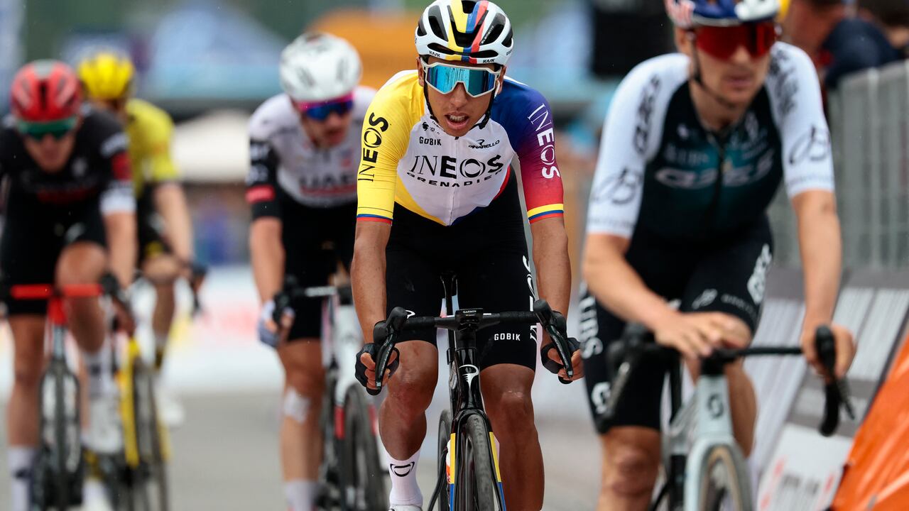 Ineos Grenadiers' Colombian rider Egan Bernal (C) crosses the finish line  of the 17th stage of the 108th Giro d'Italia cycling race, 155kms from San Michele all'Adige to Bormio, on May 28, 2025. (Photo by Luca Bettini / AFP)